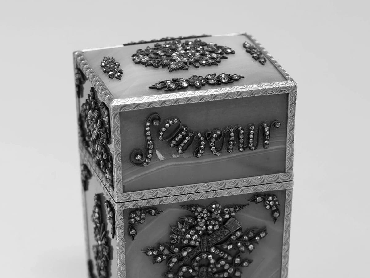 Agate case with gold mounts set with paste stones, its lid inscribed Souvenir